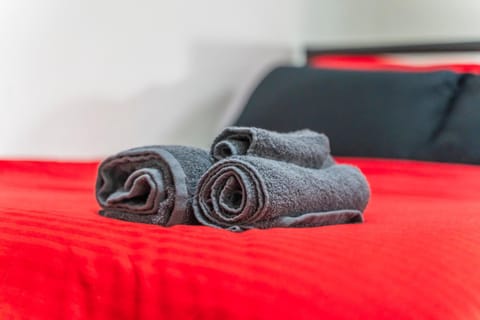 Bed, Bedroom, towels