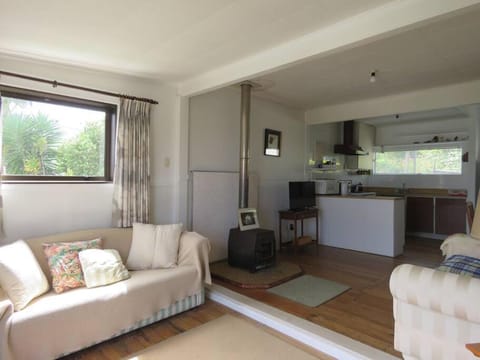 Rustic Charmer in Cable Bay House in Northland