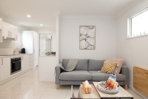 Kitchen or kitchenette, Living room, Food and drinks, Seating area, Food, oven, stove, toaster
