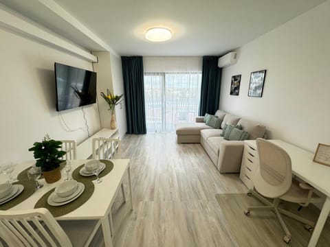 TV and multimedia, Living room, Seating area, Dining area