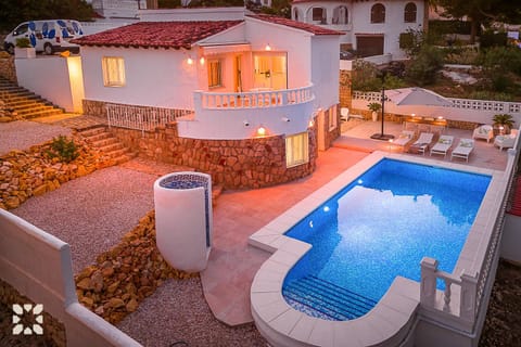 Property building, Patio, Day, Pool view, Swimming pool, sunbed