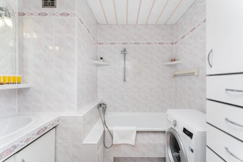 Bathroom, Bath, towels, washing machine