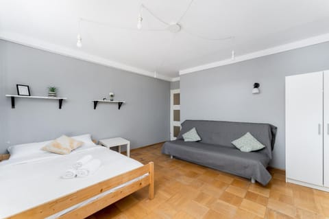 Bed, Living room, Photo of the whole room, Seating area, Bedroom, towels