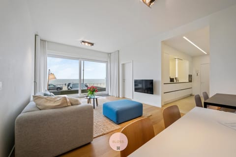 TV and multimedia, Kitchen or kitchenette, Living room, Photo of the whole room, Seating area