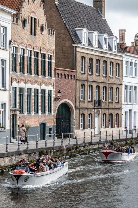 Property building, Facade/entrance, Day, Activities, River view, Location