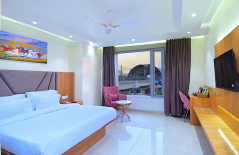 Bedroom, City view