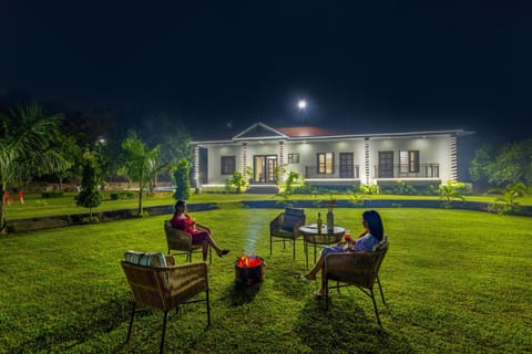Patio, People, Natural landscape, Garden, Living room, Seating area, Garden view, group of guests
