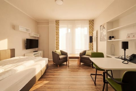 Bed, TV and multimedia, Photo of the whole room, Seating area, Dining area