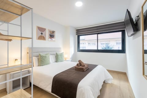 Bed, TV and multimedia, Photo of the whole room, Bedroom