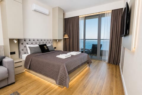Bed, TV and multimedia, Living room, Photo of the whole room, Seating area, Bedroom, towels, air conditioner