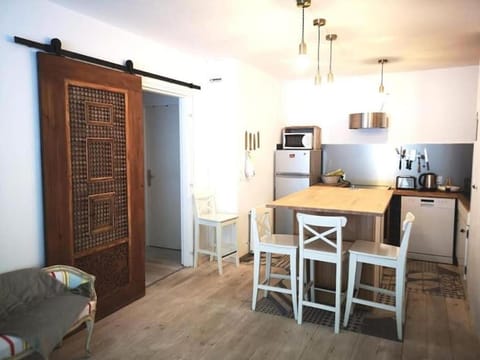 Day, Dining area