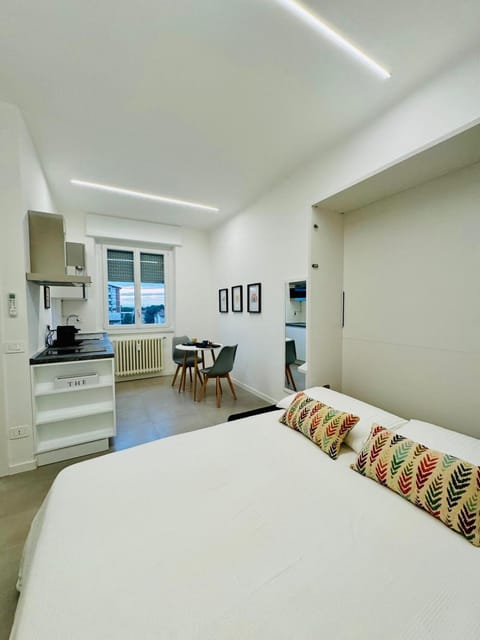 Bed, Kitchen or kitchenette, Photo of the whole room, Dining area, Bedroom, minibar