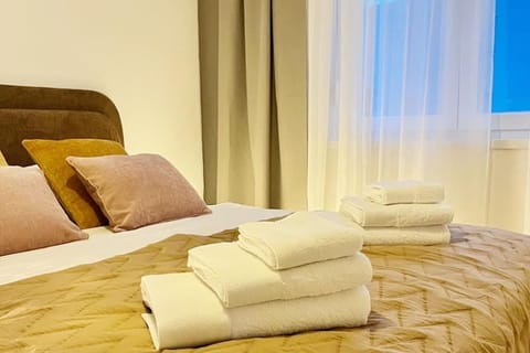 Bed, Bedroom, towels