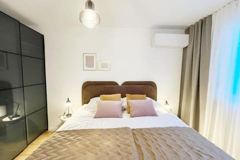 Bed, Bedroom, air conditioner