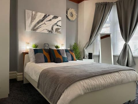 Spacious 5 Bedroom House - 2 Bath - City Centre - Free Parking House in Cardiff