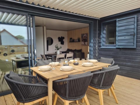Cottage pour 6 personnes avec piscine couverte et chauffée à 300 m de la mer avec Wi-Fi et climatisé , 3 chambres House in Saint-Pair-sur-Mer