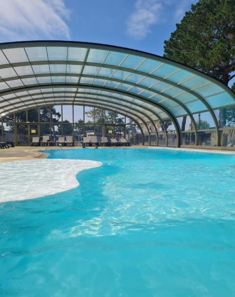 Cottage pour 6 personnes avec piscine couverte et chauffée à 300 m de la mer avec Wi-Fi et climatisé , 3 chambres House in Saint-Pair-sur-Mer