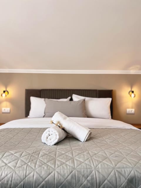 Bed, Photo of the whole room, Bedroom, towels