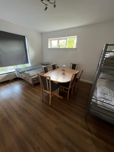 Bed, Photo of the whole room, Seating area, Dining area, Bedroom