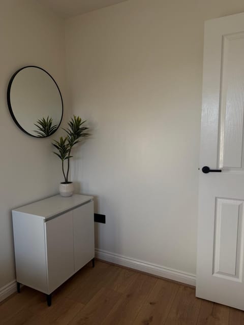 Black Daisy Apartment in Glasgow