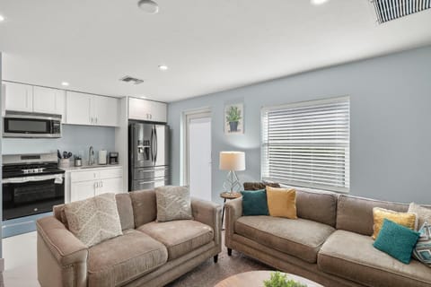Facade/entrance, Kitchen or kitchenette, Living room