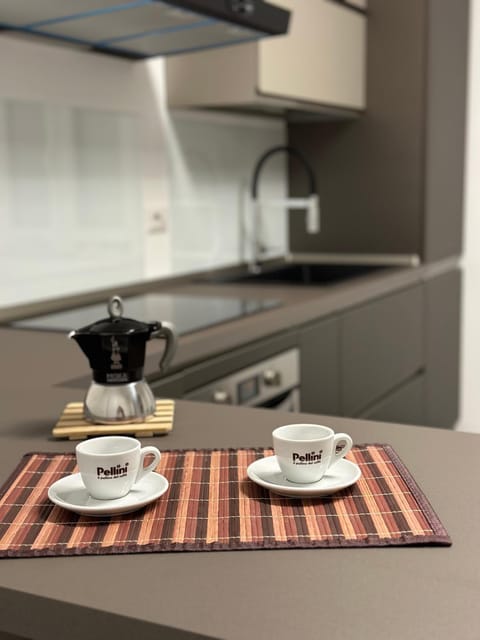 Coffee/tea facilities, Kitchen or kitchenette, stove