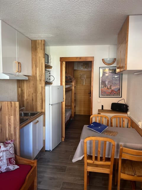 Bed, Kitchen or kitchenette, Living room, Photo of the whole room, Dining area, Bedroom, oven, stove