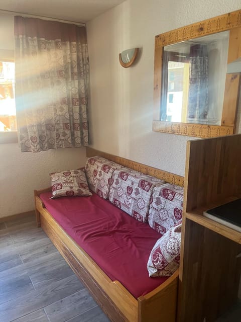 Bed, Living room, Bedroom