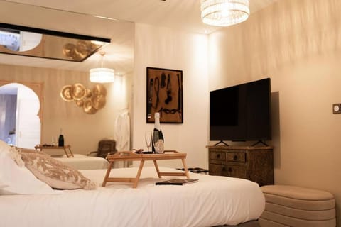 Bed, TV and multimedia, Photo of the whole room
