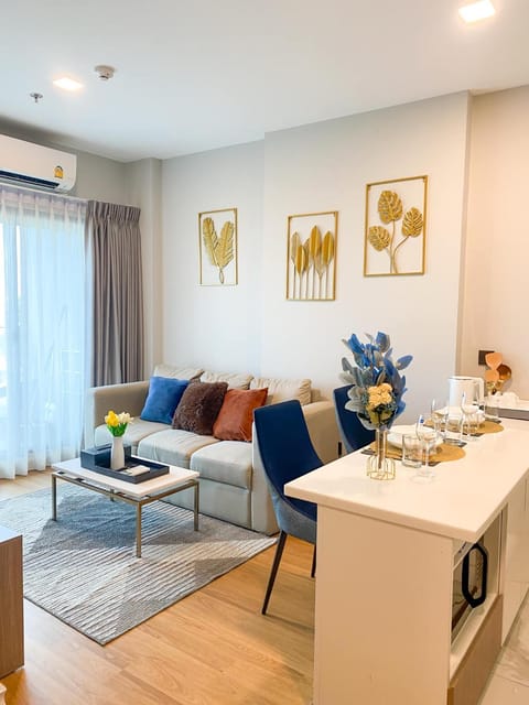 Restaurant/places to eat, Living room, Seating area