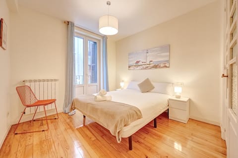 Bed, Photo of the whole room, Bedroom, internet