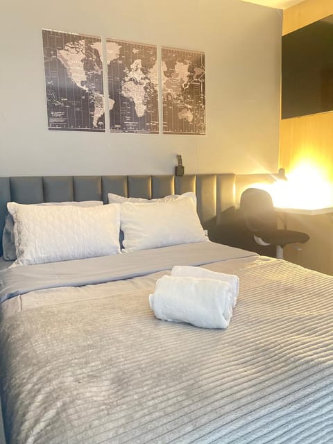Bed, Photo of the whole room, Bedroom, towels