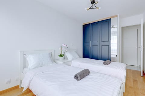 Bed, Photo of the whole room, Bedroom, towels, wardrobe