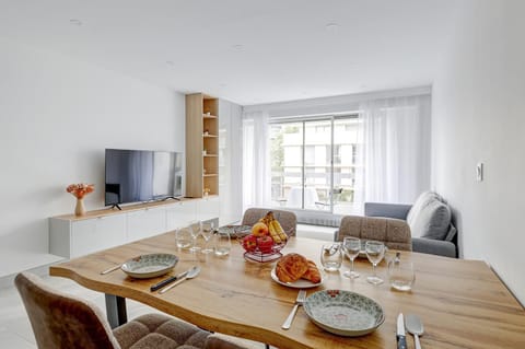 TV and multimedia, Living room, Food and drinks, Seating area, Dining area, Food