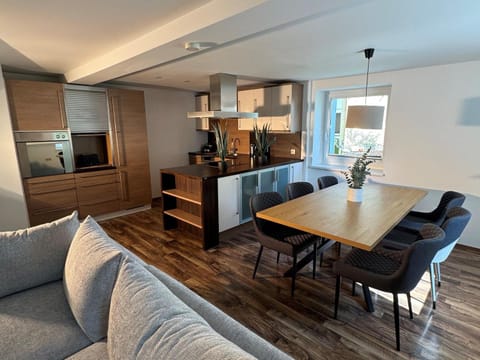 Kitchen or kitchenette, Living room, Seating area, Dining area, minibar, oven, pet friendly, stove