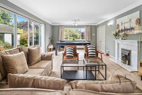 Spacious 6BR Villa in 32 Le More Birmingham with 7 Beds and Free Onsite Parking House in The Royal Town of Sutton Coldfield