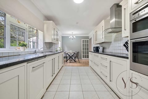 Spacious 6BR Villa in 32 Le More Birmingham with 7 Beds and Free Onsite Parking House in The Royal Town of Sutton Coldfield