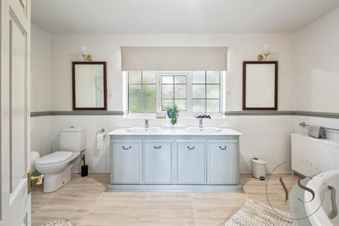 Spacious 6BR Villa in 32 Le More Birmingham with 7 Beds and Free Onsite Parking House in The Royal Town of Sutton Coldfield