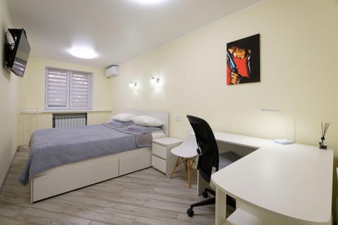 Bed, TV and multimedia, Bedroom