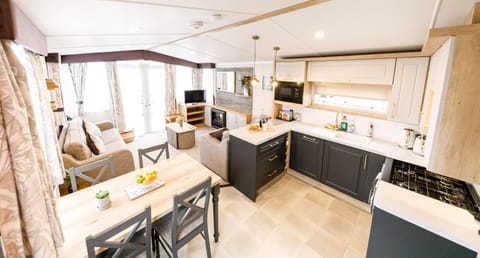 2Bed Whitley Bay Home - Free Parking, Close to beach & St Mary's Lighthouse Apartment in Whitley Bay