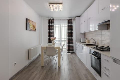 Kitchen or kitchenette, Dining area, stove