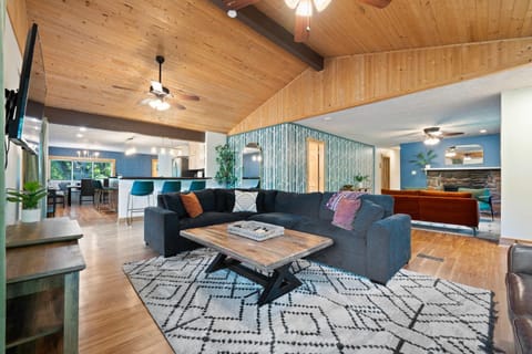 TV and multimedia, Living room, Dining area