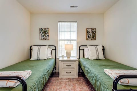 Game Room Fenced backyard Sleeps 10 Fire Pit House in Tennessee