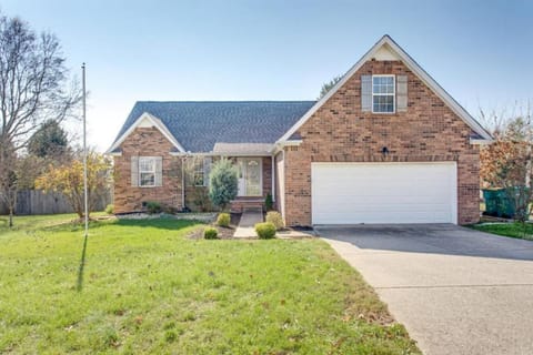 Game Room Fenced backyard Sleeps 10 Fire Pit House in Tennessee