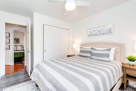 Game Room Fenced backyard Sleeps 10 Fire Pit House in Tennessee