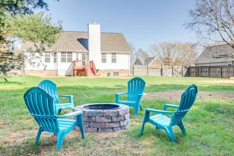 Game Room Fenced backyard Sleeps 10 Fire Pit House in Tennessee