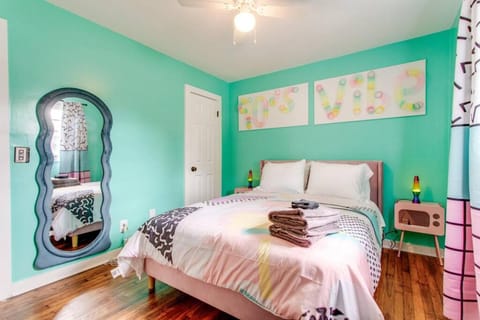 90s Crib -2bed 1bath, Funky Vibe, Central Location House in Murfreesboro