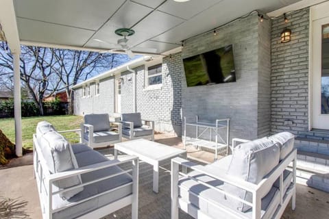 Outdoor Living Hot Tub Minutes to Franklin 3 bed House in Franklin