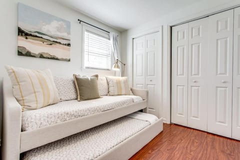 Glass Street Bungalow HOT TUB Walk to Franklin House in Franklin