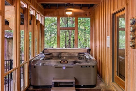 The Wagon Wheel Cabin Hot Tub Sleeps 10 Spacious Cabin in Alabama